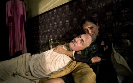 Paulo José deitado no colo de Marieta Severo, aparentemente morto; ela o abraça e chora