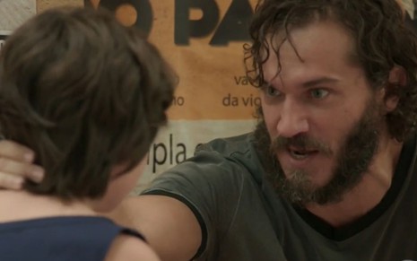 Carlinhos (Kaik Brum, de costas) encara Dino (Paulo Rocha), que está com expressão séria, em cena de Totalmente Demais
