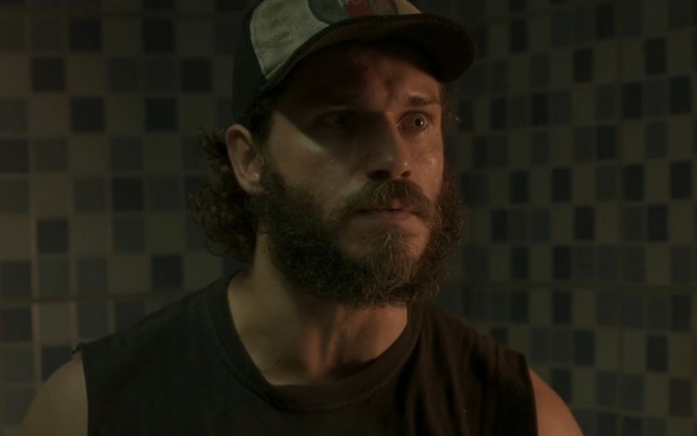 O ator Paulo Rocha com expressão de descontentamento em cena como Dino de Totalmente Demais; ele usa um boné e regata