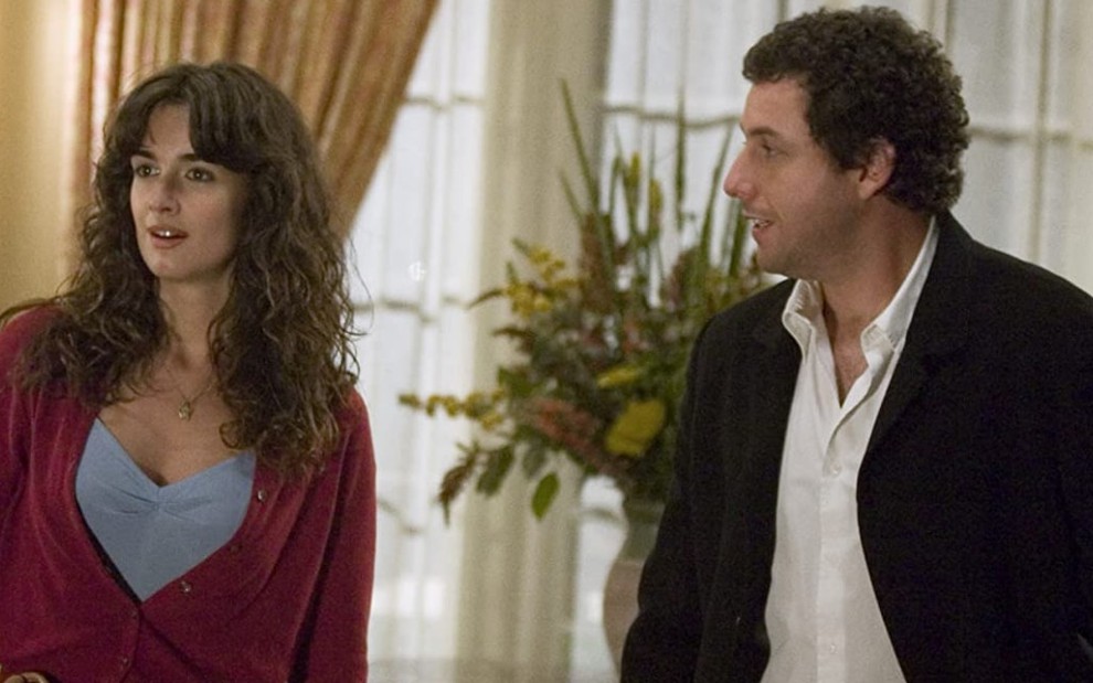 Paz Vega (Flor) e Adam Sandler (John) em cena da comédia Espanglês