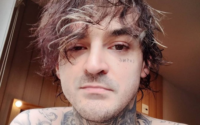 Imagem de PC Siqueira, sem camisa, em foto no Instagram