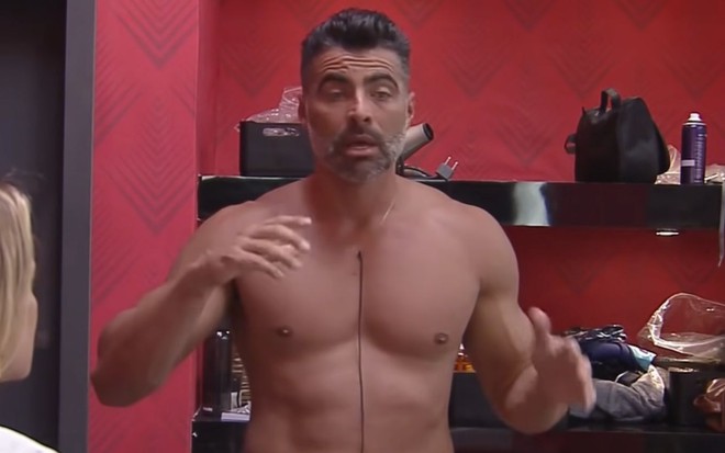 Imagem de JP Mantovani sem camisa no Power Couple Brasil 5