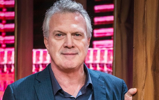 Pedro Bial posa no cenário de seu programa, o Conversa com Bial, na Globo