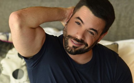 O ator Pedro Carvalho, com camiseta preta, e mão atrás da cabeça, em foto publicada em seu perfil no Instagram