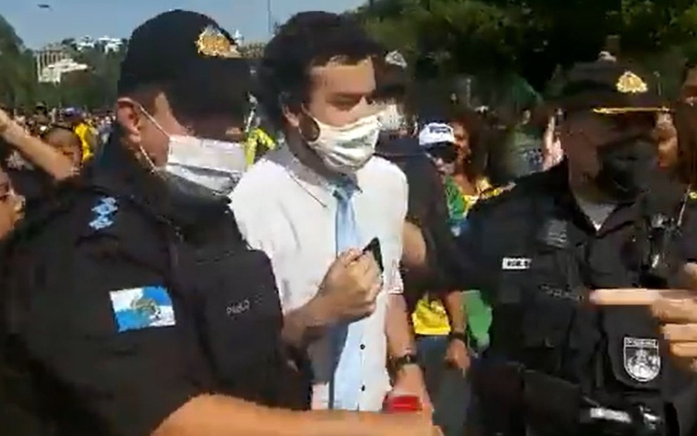 Repórter Pedro Duran, da CNN Brasil, deixa ato pró-Bolsonaro escoltado por policiais
