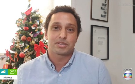 Pedro Neville de camisa azul clara em transmissão de vídeo no É de Casa, da Globo