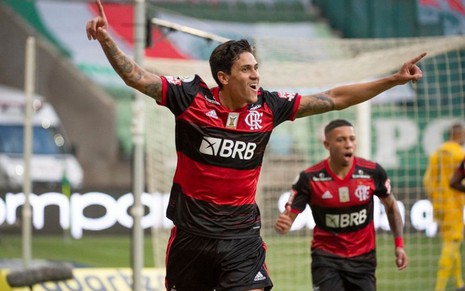 Pedro comemora gol pelo Flamengo com os braços erguidos