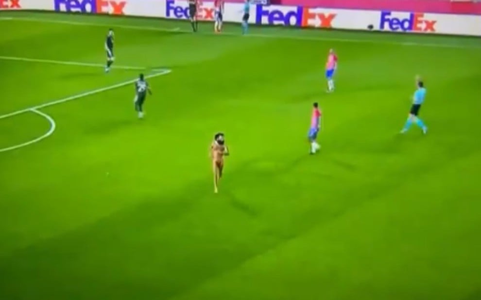 Frame de tela de jogo entre Granada e Manchester United pela Europa League no momento em que homem pelado invadiu o campo