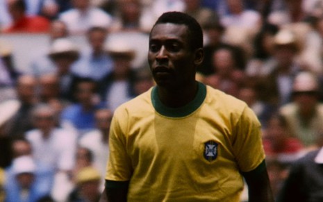 Pelé durante jogo da Copa do Mundo de 1970 em cena do documentário da Netflix