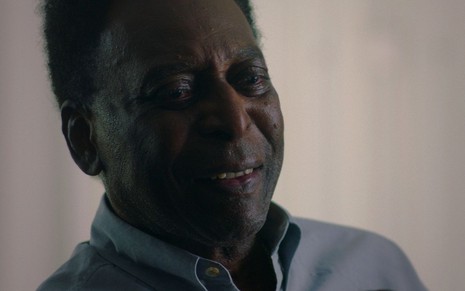 Edson Arantes do Nascimento, o Pelé, com um sorriso discreto em cena do documentário da Netfix
