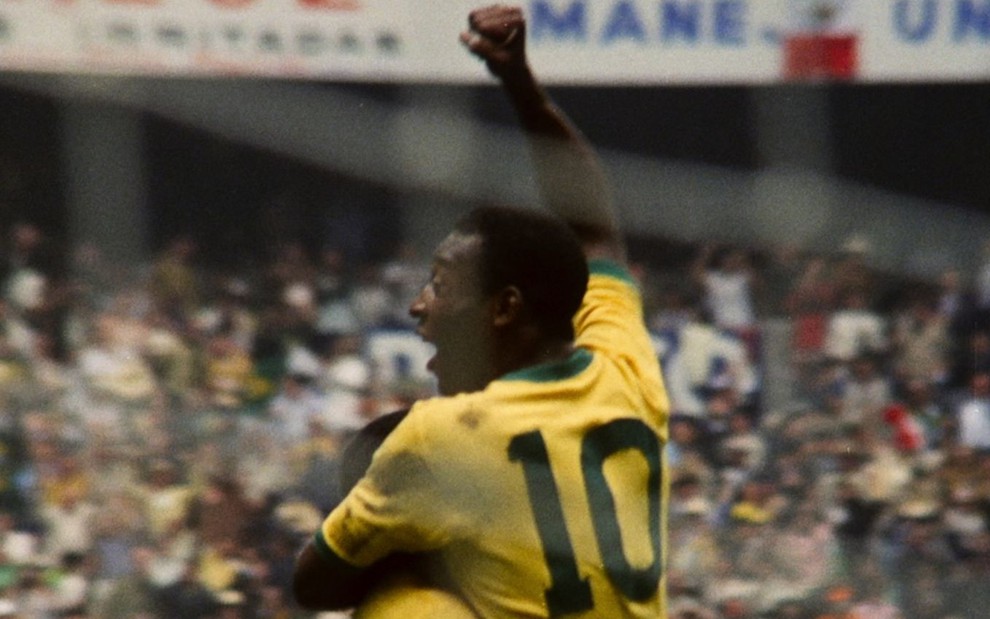 Imagem do jogador Pelé vestindo a camisa 10 da Seleção Brasileira de futebol no documentário sobre ele na Neflix