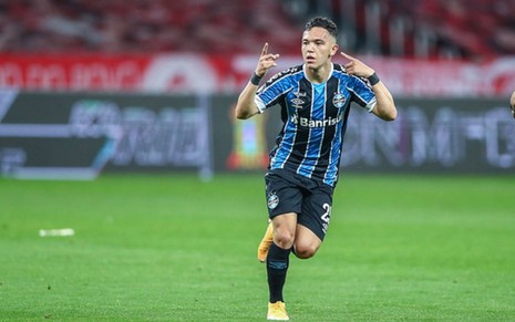 Pepê comemora gol pelo Grêmio em duelo da Libertadores