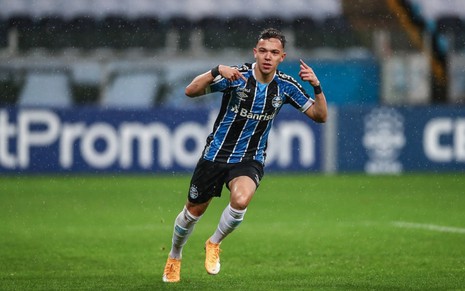 Atacante Pepê vibra com gol pelo Grêmio