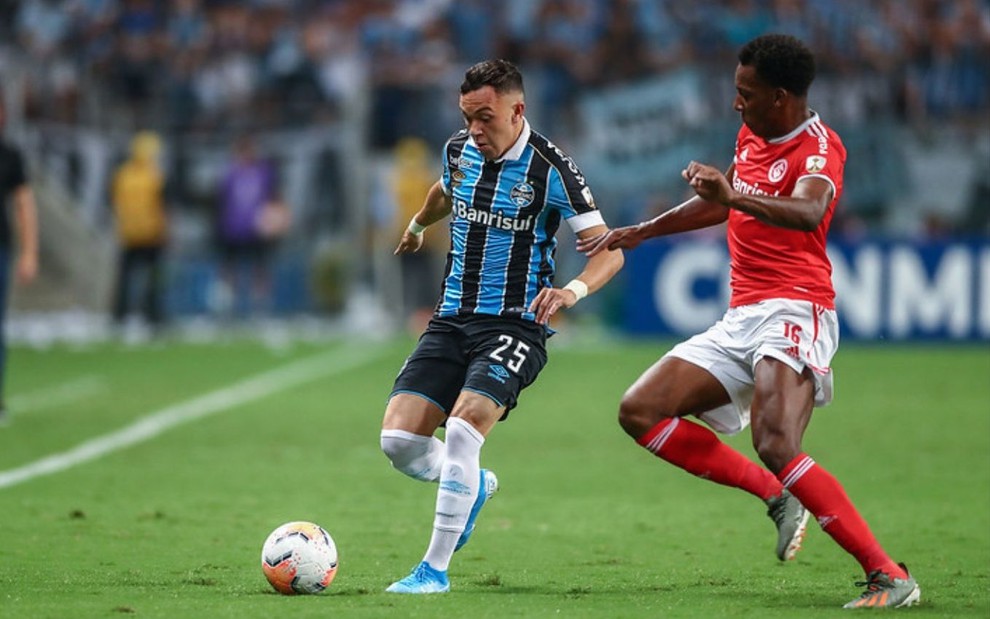 Imagem de Pepê (á esq.) e Moisés disputando bola durante jogo do Grêmio contra o Internacional na Libertadores 2020