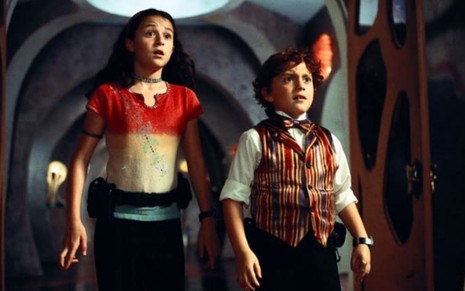 Alexa PenaVega e Daryl Sabara surpreendidos em cena do filme Pequenos Espiões (2001)