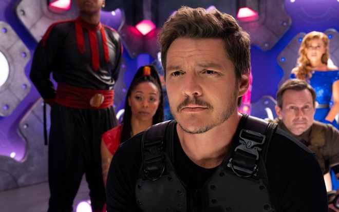 Pedro Pascal e o elenco adulto de Pequenos Grandes Heróis, novo filme da Netflix