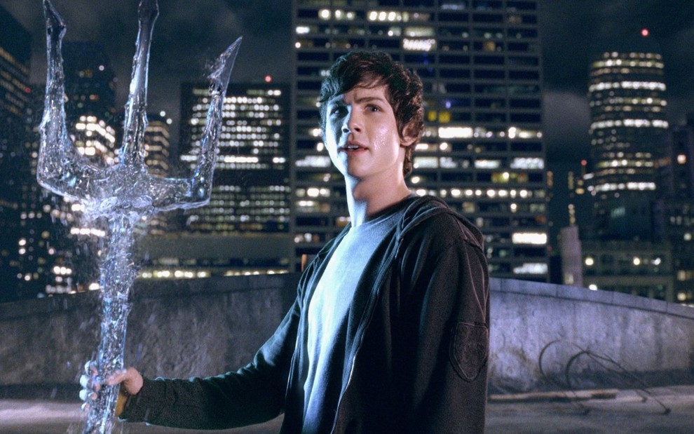 Logan Lerman segura um tridente feito de água em cena de Percy Jackson e o Ladrão de Raios (2010)