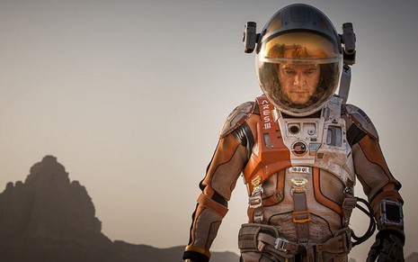 Matt Damon com trajes de astronauta em cena de Perdido em Marte (2015)