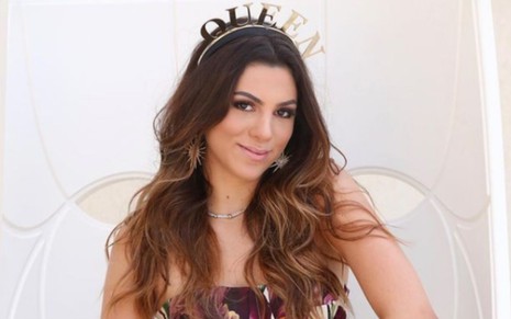 Pétala Barreiros de tiara e vestido em foto publicada no Instagram