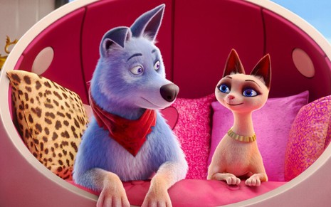 Em uma poltrona fofinha e com almofadas, o cachorro roxo Roger e a gata siamesa Belle conversam na animação Pets Unidos (2019)