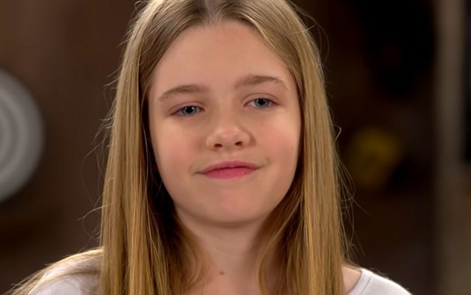 Pietra Quintela em cena como Lorena em As Aventuras de Poliana, no SBT