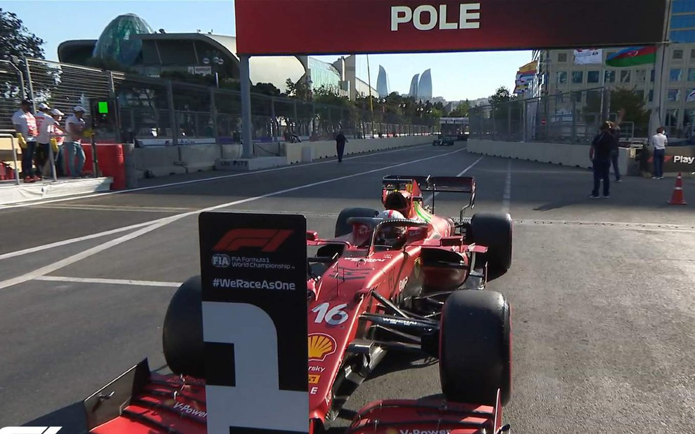 Carro vermelho e preto da Ferrari de Charles Leclerc posicionado na pista com uma placa com o número 1 na frente