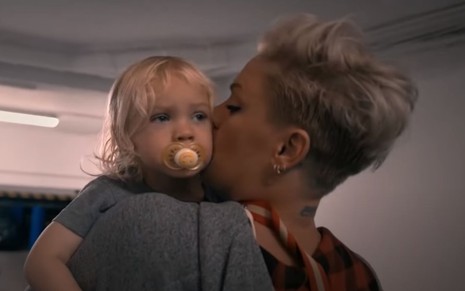 Pink beija sua filha, Willow, em cena do documentário All I Know So Far, do Prime Vídeo