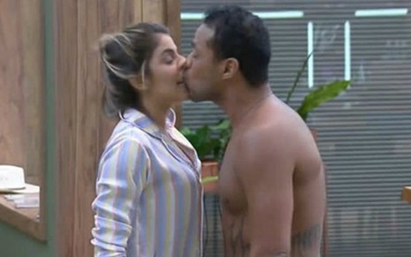 Momento em que Phelipe Haagensen deu um beijo em Hariany Almeida sem consentimento em A Fazenda