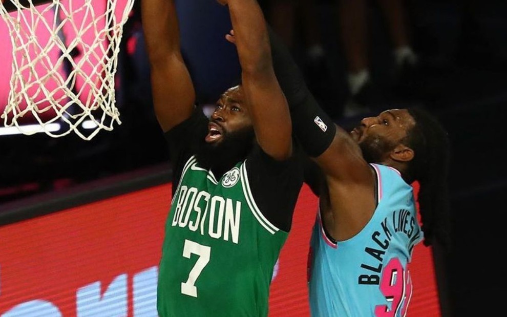 Imagem de Jaylen Brown, do Boston Celtics, e Jae Crowder, do Miami Heat, disputando bola em jogo da NBA