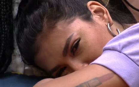 Pocah chora enquanto está debruçada no sofá do BBB21 após ter ficado de fora de Prova do Anjo