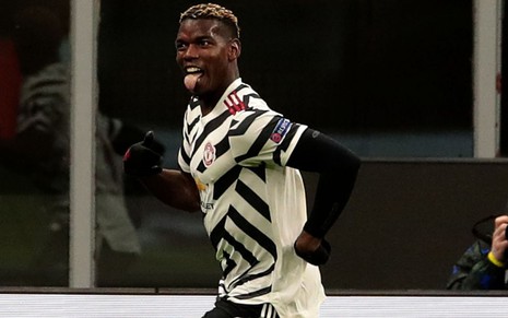 Paul Pogba comemora gol pelo Manchester United com a língua pra fora