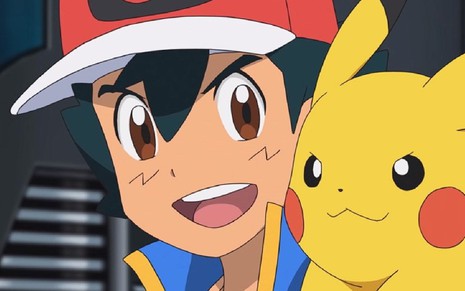 Ash de boné e mexa de cabelo no rosto olha para Pikachu com cara séria