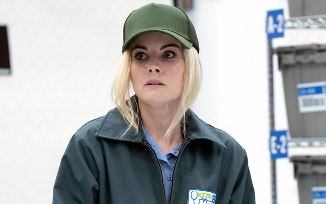 Com uma peruca loira e vestindo uniforme de faxineira, incluindo um boné, Jaimie Alexander aparece na quita temporada de Ponto Cego