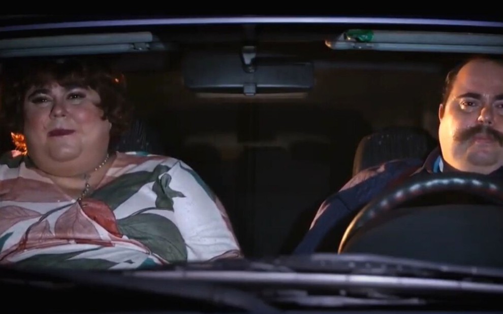 Dois personagens do Porta dos Fundos dentro do carro, em vídeo que foi exibido em cinema drive-in