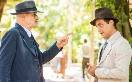 O ator Marcos Caruso conversa com Eduardo Sterblitch em cena como o prefeito e Zeca de Éramos Seis