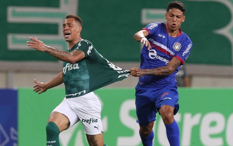 Breno Lopes (do Palmeiras) tem a camisa puxada por Caetano (do São Caetano) durante jogo do Pauistão