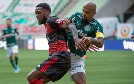 Gerson e Felipe Melo disputam jogada em duelo entre Flamengo e Palmeiras pelo Brasileirão 2020