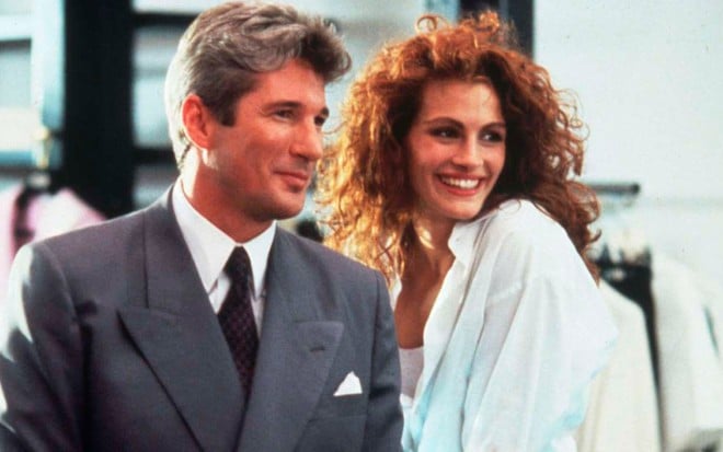 Uma sorridente Julia Roberts aparece toda feliz ao lado do grisalho Richard Gere em cena do filme Uma Linda Mulher