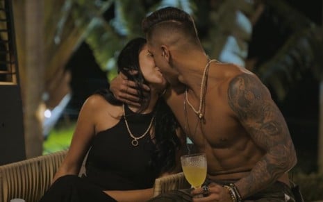 Reprodução de imagem de Beatriz Garcia e Luan Cavati aos beijos no Soltos em Floripa