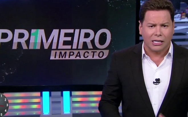 O apresentador Marcão do Povo no estúdio do Primeiro Impacto, no SBT