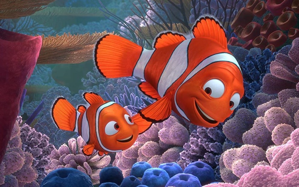 Os peixes laranjas Nemo e Marlin nadam com as 'nadadeiras dadas' em Procurando Nemo (2003)