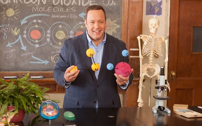Kevin James ensina biologia para os seus alunos em cena de Professor Peso Pesado (2012)
