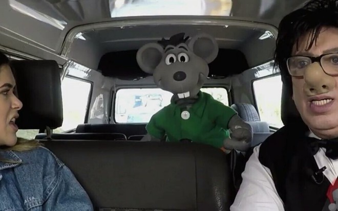 Maisa Silva ao lado do boneco Xaropinho e o Santos, do Programa do Ratinho, dentro de uma Kombi, na introdução do Programa da Maisa deste sábado (14)