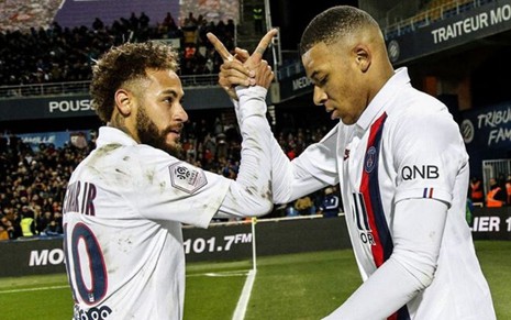 Os jogadores Neymar e Mbappé fazem um cumprimento com as mãos durante jogo do PSG