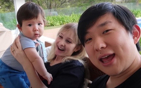 Pyong Lee com a mulher, Sammy, e o filho, Jake, na área externa da nova mansão