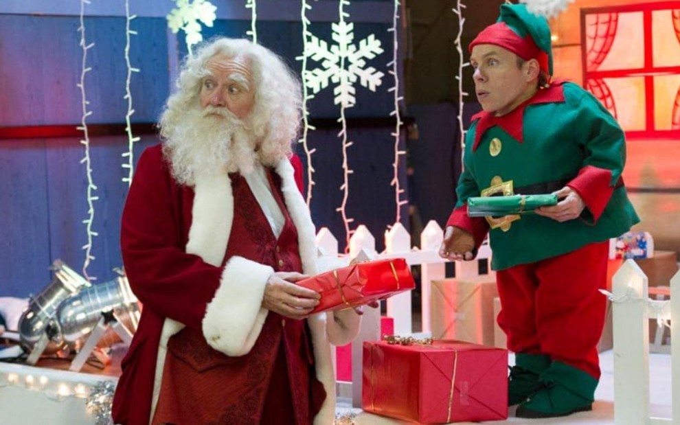 Jim Broadbent e Warwick Davis reúnem presentes em cena do filme Quem Fim Levou o Papei Noel?