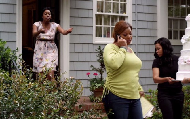 Queen Latifah como M'Lynn e Condola Rashad como Shelby em cena de Flores de Aço