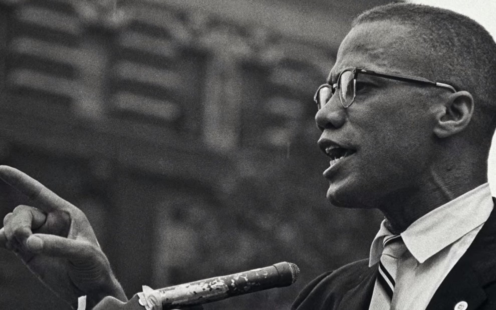 O ativista Malcolm X, tratado pelo FBI como messias, durante discurso mostrado em documentário da Netflix 