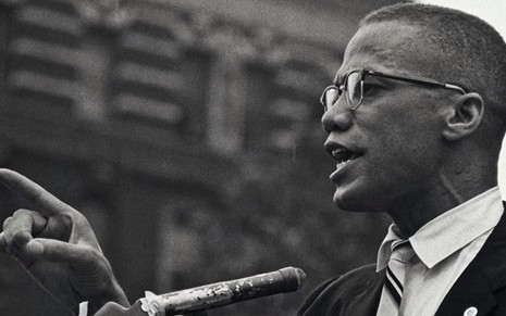 O ativista Malcolm X, tratado pelo FBI como messias, durante discurso mostrado em documentário da Netflix 