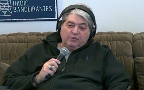 No sofá, José Luiz Datena apresenta o Manhã Bandeirantes, programa de rádio com transmissão na web